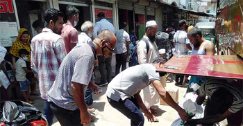 রাজধানীতে ফিরছে মানুষ, গুনতে হচ্ছে বাড়তি ভাড়া