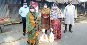 হতদরিদ্রদের বাড়িতে ত্রাণ পৌঁছে দিচ্ছেন ইউএনও