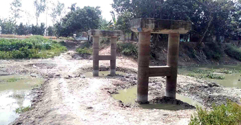 ৬ বছর ধরে খালের মাঝে দাঁড়িয়ে আছে পিলারগুলো