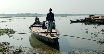 নৌকাই ভরসা ১০ গ্রামের মানুষের