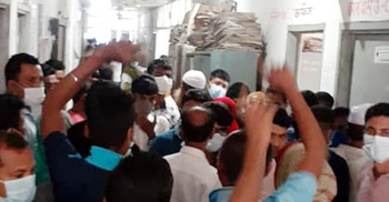 নোয়াখালী জেনারেল হাসপাতালে বকেয়া বেতন-ভাতার দাবিতে বিক্ষোভ