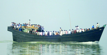 হাতিয়ায় নদী পারাপারে অতিরিক্ত টাকা আদায়ের অভিযোগ