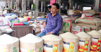 নওগাঁয় দাম কমেছে সরু চালের