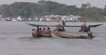 ধনু নদীতে নৌকা ডুবে দুই যাত্রী নিখোঁজ