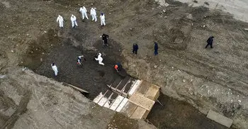 Coronavirus: New York ramps up mass burials amid outbreak