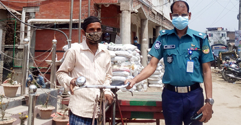 অসহায়ত্বের কথা জানাতেই সবজি বিক্রেতাকে ভ্যান কিনে দিলেন ওসি