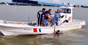 চলন্ত লঞ্চ থেকে মায়ের ঝাঁপ, বাঁচাতে লাফিয়ে পড়ে নিখোঁজ ছেলে