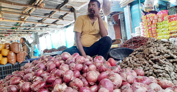 আমদানি বন্ধে বাড়ছে পেঁয়াজের দাম