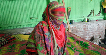 বিয়ের দাবিতে ভাতিজার বাড়িতে চাচির অনশন