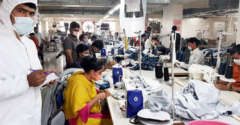 বিনা পারিশ্রমিকে ৫০ হাজার পিপিই বানিয়ে দিলেন পোশাককর্মীরা