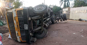 পন্টুনে ওঠার সড়কে উল্টে গেলো দুই ট্রাক, বন্ধ ফেরি চলাচল