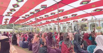 প্রথম দিনে বাবা-মাকে সঙ্গে নিয়ে কলেজে এলেন ছাত্রীরা