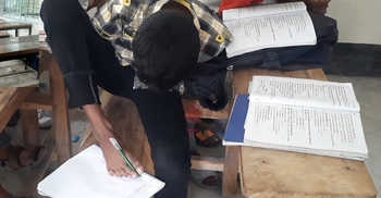 পা দিয়ে লিখেই পড়াশোনা চালিয়ে যাচ্ছে হোসেন