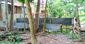 পৌরসভার রাস্তায় টিনের বেড়া, ঘরবন্দি কয়েকটি পরিবার