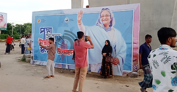পদ্মা সেতুর পিলার ঘেঁষে ছবি-সেলফি তোলার হিড়িক