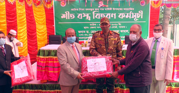 মুজিববর্ষে পাবনায় শীতবস্ত্র বিতরণ করলেন প্রতিরক্ষা সচিব