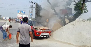 পাবনায় চলন্ত প্রাইভেটকারে আগুন