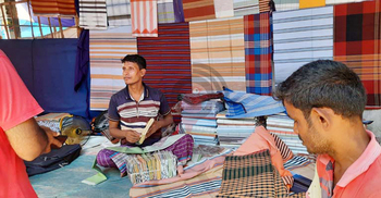 ঈদেও ঘুরে দাঁড়াতে পারছেন না পাবনার তাঁতিরা