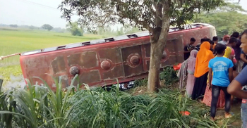 পাবনায় বাস উল্টে প্রাণ গেলো দুই নারীর
