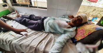 সহকারী শিক্ষককে পিটিয়ে হাসপাতালে পাঠালেন প্রধান শিক্ষক