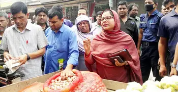 ম্যাজিস্ট্রেট দেখে পালালেন আড়তদার, জরিমানা দেড় লাখ