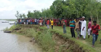 কাশবন কাটতে যাওয়ার সময় পদ্মায় নৌকা ডুবে নিখোঁজ ৪