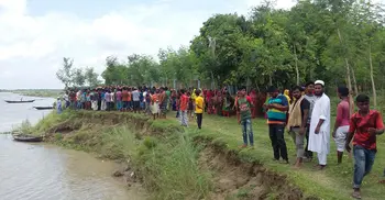 মাঝপদ্মায় নৌকাডুবিতে দুই কৃষক নিখোঁজ