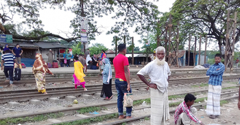 পাবনায় ট্রেনে কাটা পড়ে ছিন্নভিন্ন শিশু