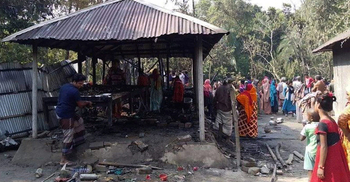 ফায়ার সার্ভিস পৌঁছানোর আগেই কয়লা আড়াইশ মুরগি