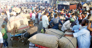 নিষেধাজ্ঞা অমান্য করে পাবনার হাটবাজারে হাজারো মানুষ