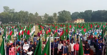 পাবনায় জাতীয় পতাকা হাতে হাজারো কণ্ঠে জাতীয় সংগীত