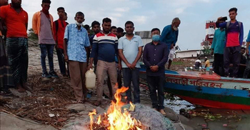 পদ্মায় ইলিশ ধরায় ৫৩ জেলে আটক