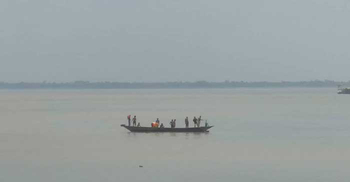 পদ্মায় ট্রলারডুবিতে নিখোঁজ চারজনের সন্ধান মিলছে না