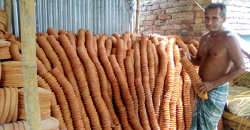 বৈশাখ লাগেনি এবার পাল পাড়ায়