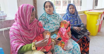 বেড না পেয়ে হাসপাতালের বারান্দায় শিশুরোগী