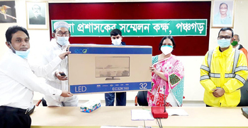 করোনা রোগীদের বিনোদনের জন্য আইসোলেশনে টিভি দিলেন ডিসি