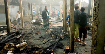 মোমবাতি জ্বালিয়ে পেট্রল ঢালার সময় অগ্নিদগ্ধ হয়ে নারীর মৃত্যু