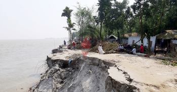 একের পর এক বসতবাড়ি গিলছে ব্রহ্মপুত্র