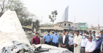 যুদ্ধবিমান ভেঙে বিপাকে সেতু কর্তৃপক্ষ