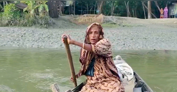 খেয়া পারে সংসার চলে ৬২ বছরের আকলিমার