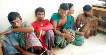 কুয়াকাটায় দেশীয় অস্ত্রসহ ৫ জলদস্যু আটক