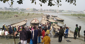 নাব্য সংকটে লোহালিয়া খেয়াঘাটে ভোগান্তি