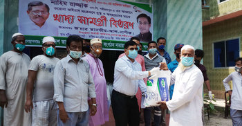 পেনশনের টাকায় ত্রাণ বিতরণ করলেন সচিব