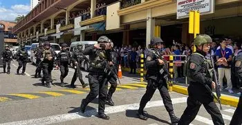 Sacked security guard takes hostages in Manila mall