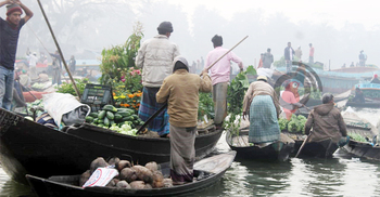 নদীর বুকে শতবর্ষী ভাসমান হাট