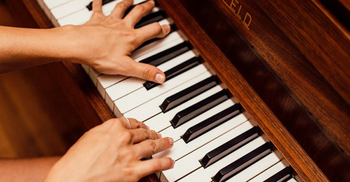 Study suggests playing piano boosts brain processing power
