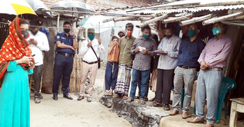 বিদেশ থেকে ফিরে আত্মীয়-স্বজনদের বাড়ি বাড়ি ঘুরছেন তিনি