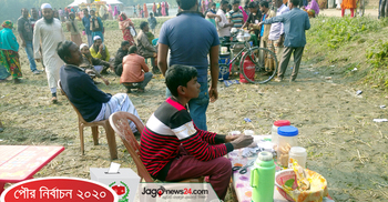 ভোটকেন্দ্রে চা-বিস্কুট বেচে মেহরাবের আয় পাঁচশ টাকা