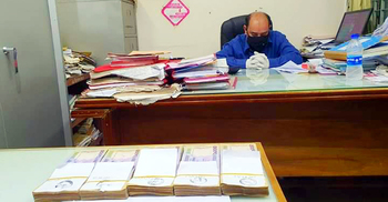 ঘুষের ৫ লাখ টাকাসহ হাতেনাতে ধরা অডিটর