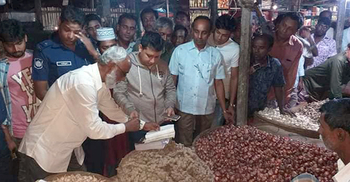 এক মণ ধান বিক্রি করেও মিলছে না দুই কেজি পেঁয়াজ